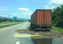 caminhão com adubo tomba em rodovia de Tatuí